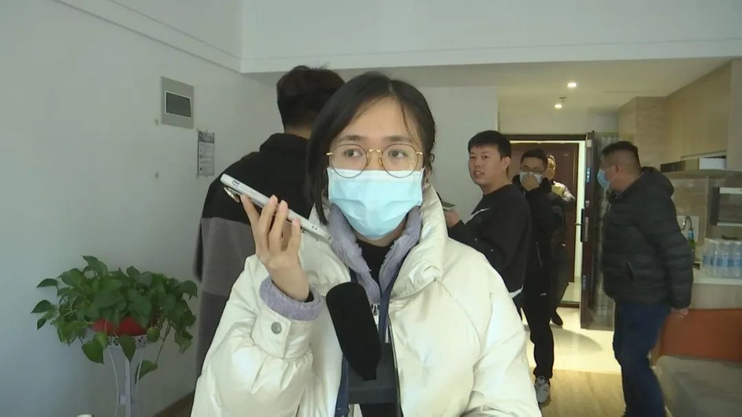 DƬ